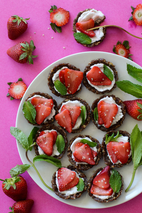 5-Ingredient Raw Strawberries ‘N’ Cream Tarts